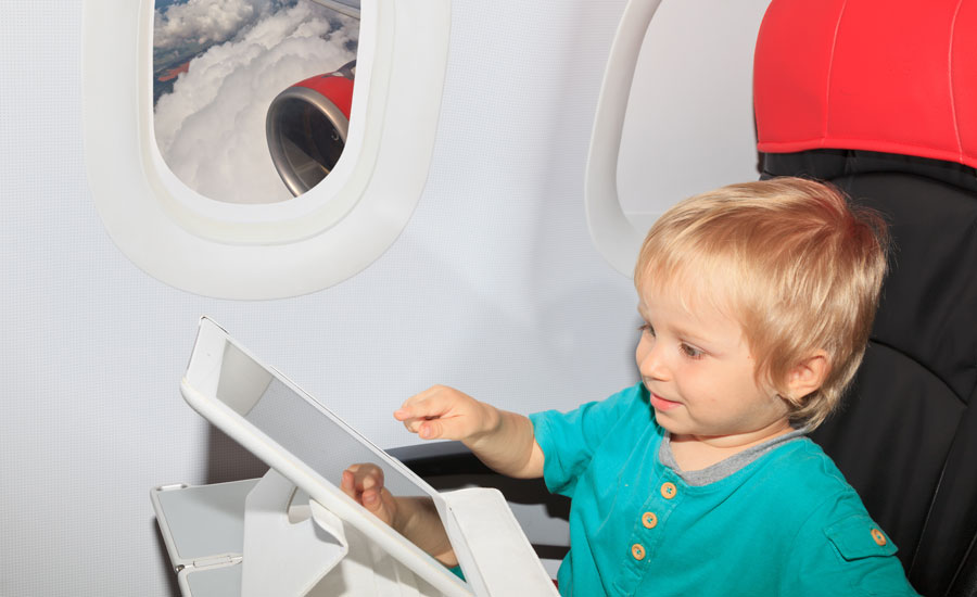 Familienurlaub - Kind im Flugzeug Tipp Familienhotels