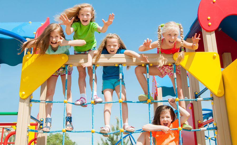 Familienurlaub - Kinder am Spielplatz